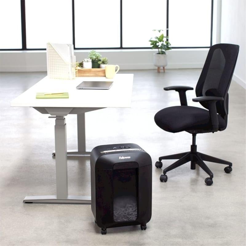 Шредер Fellowes PowerShred LX85 черный (секр.P-4) фрагменты 12лист. 19лтр. скрепки скобы пл.карты