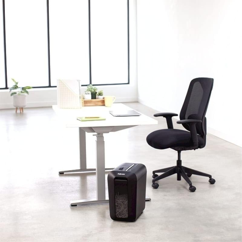 Шредер Fellowes PowerShred LX65 черный (секр.P-4) фрагменты 10лист. 22лтр. скрепки скобы пл.карты