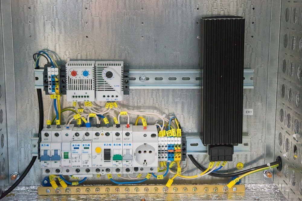 Шкаф коммутационный ЦМО (ШТВ-Н-15.6.5-4ААА-Т1) настенный 15U 600x530мм пер.дв.металл несъемн.бок.пан. 150кг серый 120град. 750мм всепогодный с вентилятором с нагревателем укомплектованный